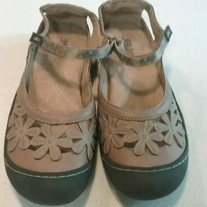 Pair of JBU flats EUC lt brown